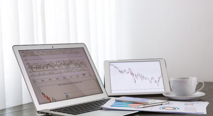 laptop-tablet-with-business-reports_1232-489