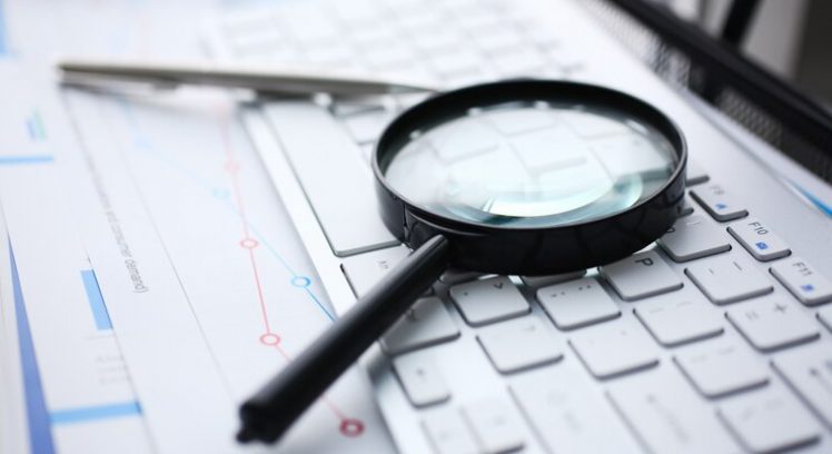 magnifying-glass-lies-white-keyboard_151013-894