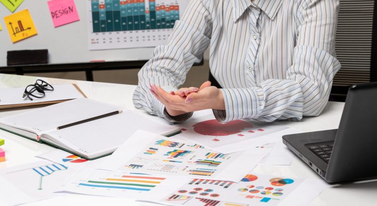 marketing-business-lady-striped-shirt-office-with-computer-clapping-hands-close-up